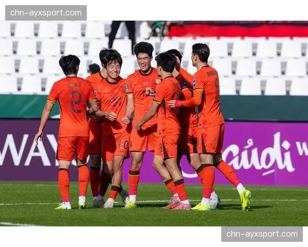 【2026年4月中超联赛·赛后·通讯通讯：赛后更衣室内，国安主帅与球员一同回顾比赛录像，重点剖析防守失误